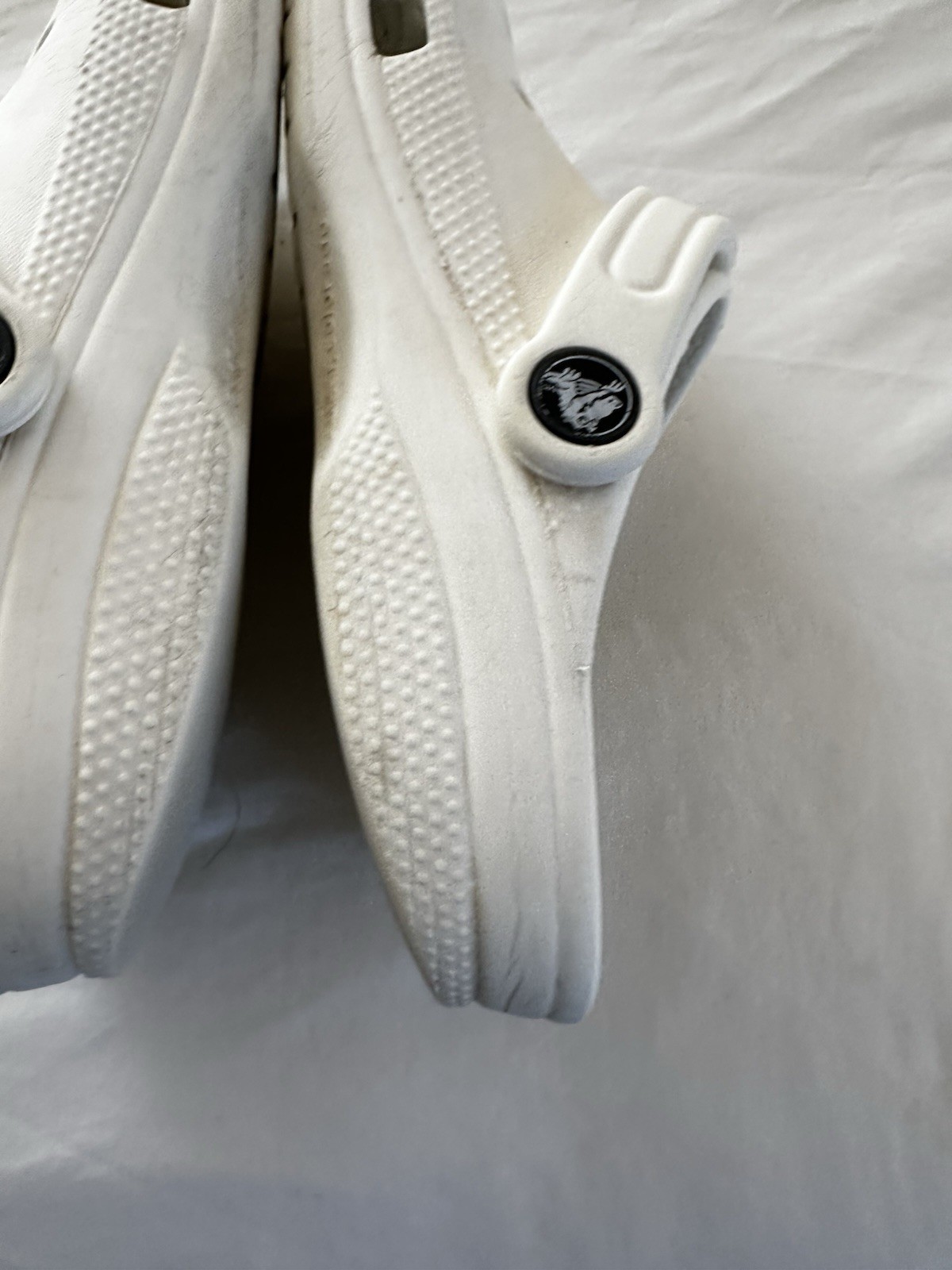 Crocs Unisex White Classic Slip-On Sandals, Ultra Light, Water-Friendly, M4W6