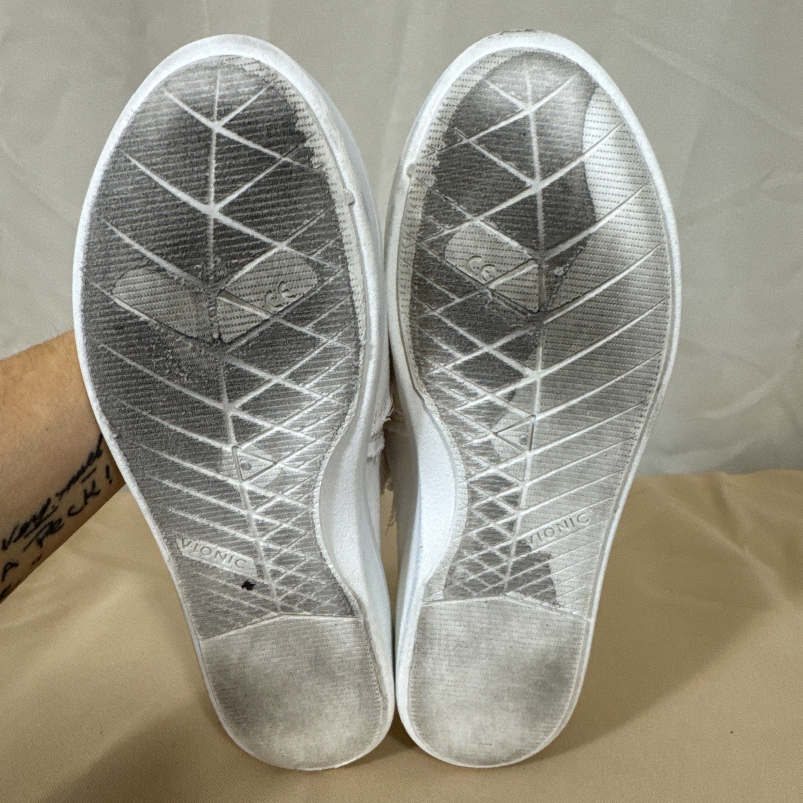 Vionic Beach Casual Shoes Womens Size 7 Medium White Fabric Comfort Distressed