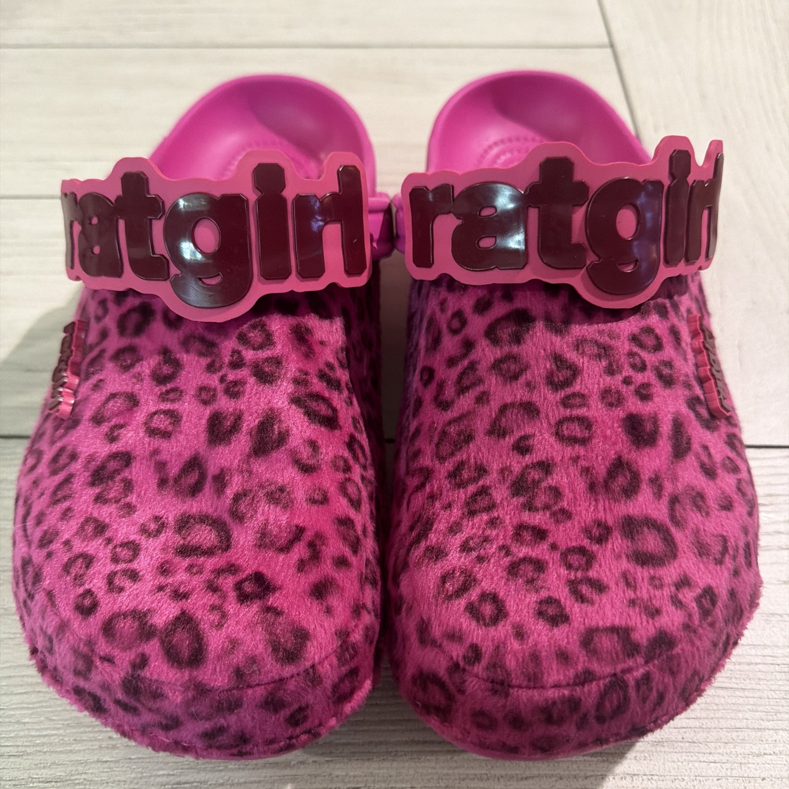NEW $80 Ratgirl Crocs Hot Pink Leopard Fuzz Fur Women’s 11 Logo Strap & Charm