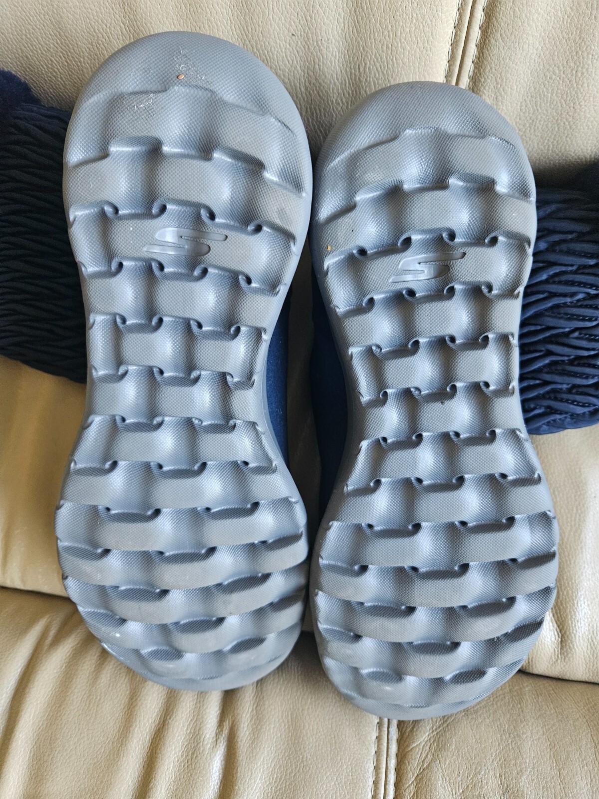 SKECHERS GEN WOMENS SLIP IN US 9 SUEDE AND TEXTILE UPPER SHOES. FAUX FUR LINING