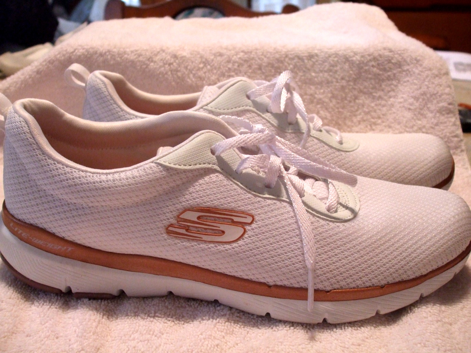 SKECHERS MEMORY FOAM SNEAKERS, TENNIS SHOES, WHITE, SZ 9 MEDIUM, QVC, WORN ONCE