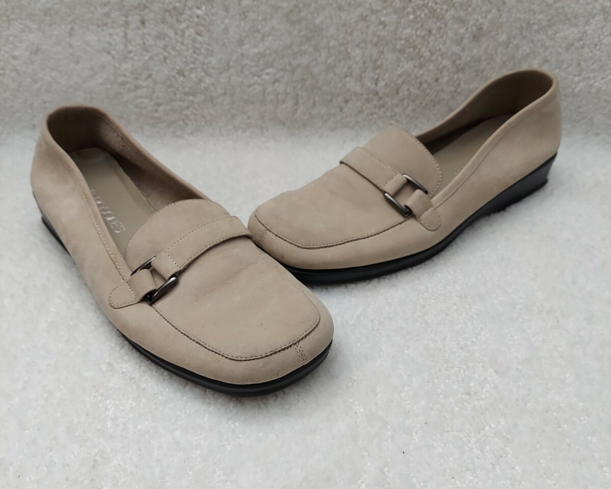 Women’s Aerosoles tan Suede nubuck. New without tags. Size 6. Tan