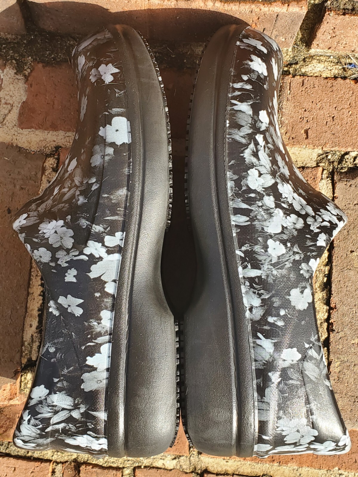 *Crocs*Neria Pro II●Women’s Clogs Sz.W10●Graphic Floral Print●Slip Resistant🐊