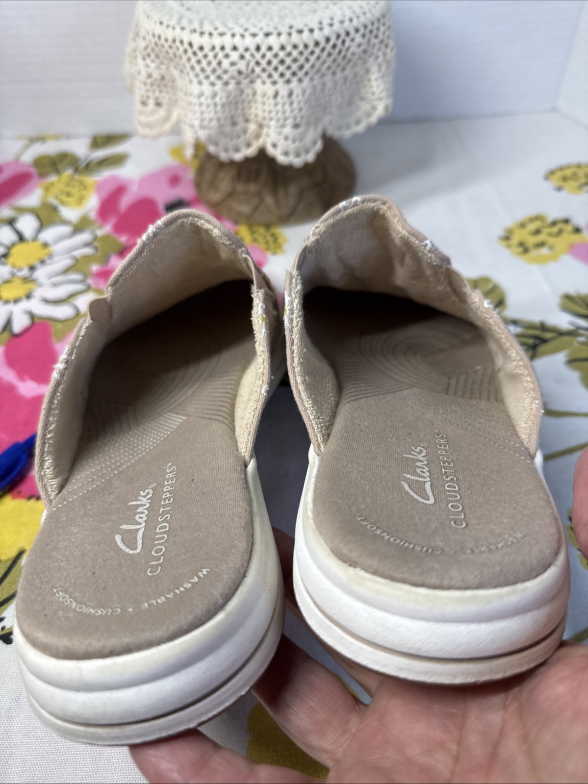 Clarks Cloudsteppers Taupe, embroidered Daisies, terry lined Breezeshore sz 7.5