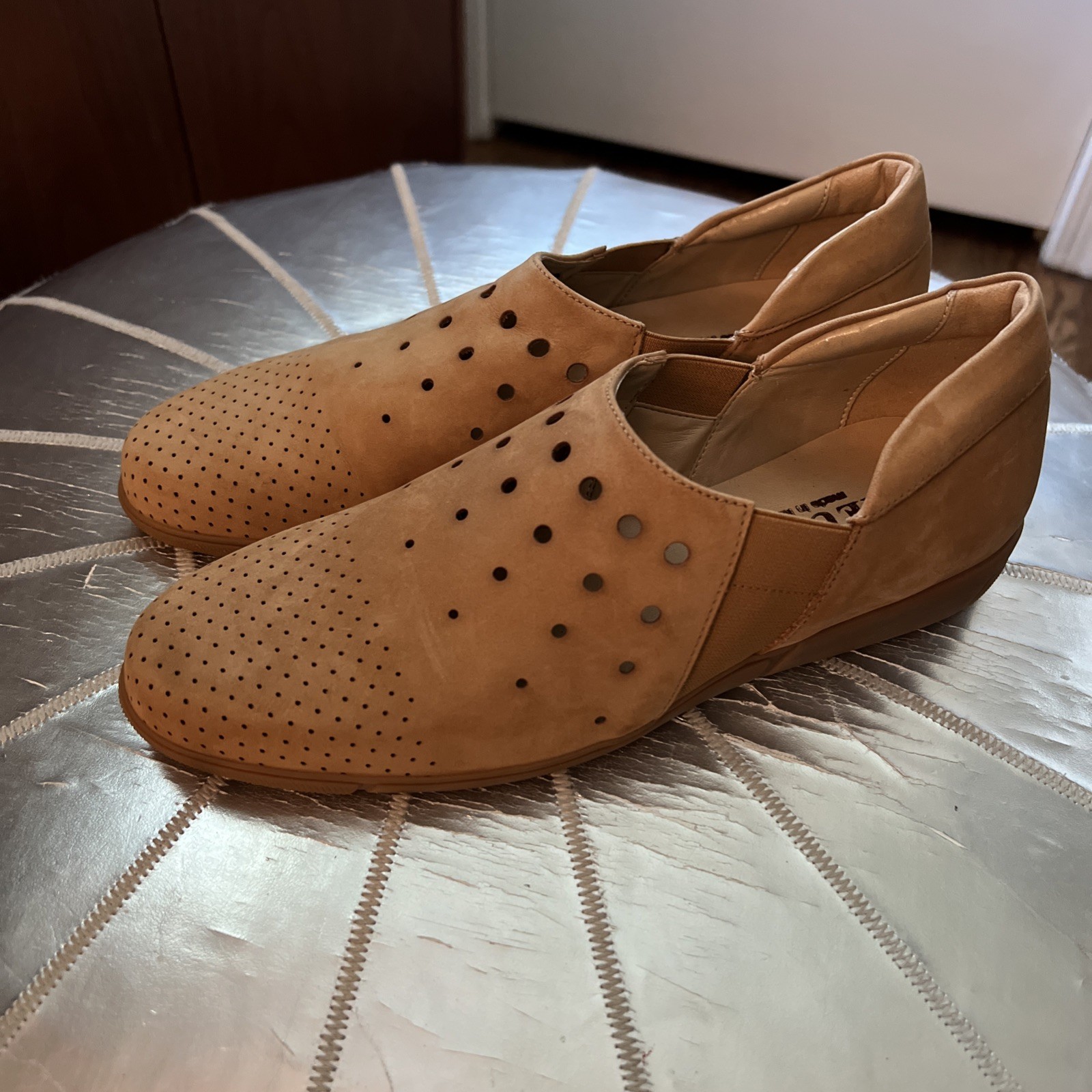 NEW SESTO MEUCCI PERFORATED NUBUCK FLATS size 6.5 M