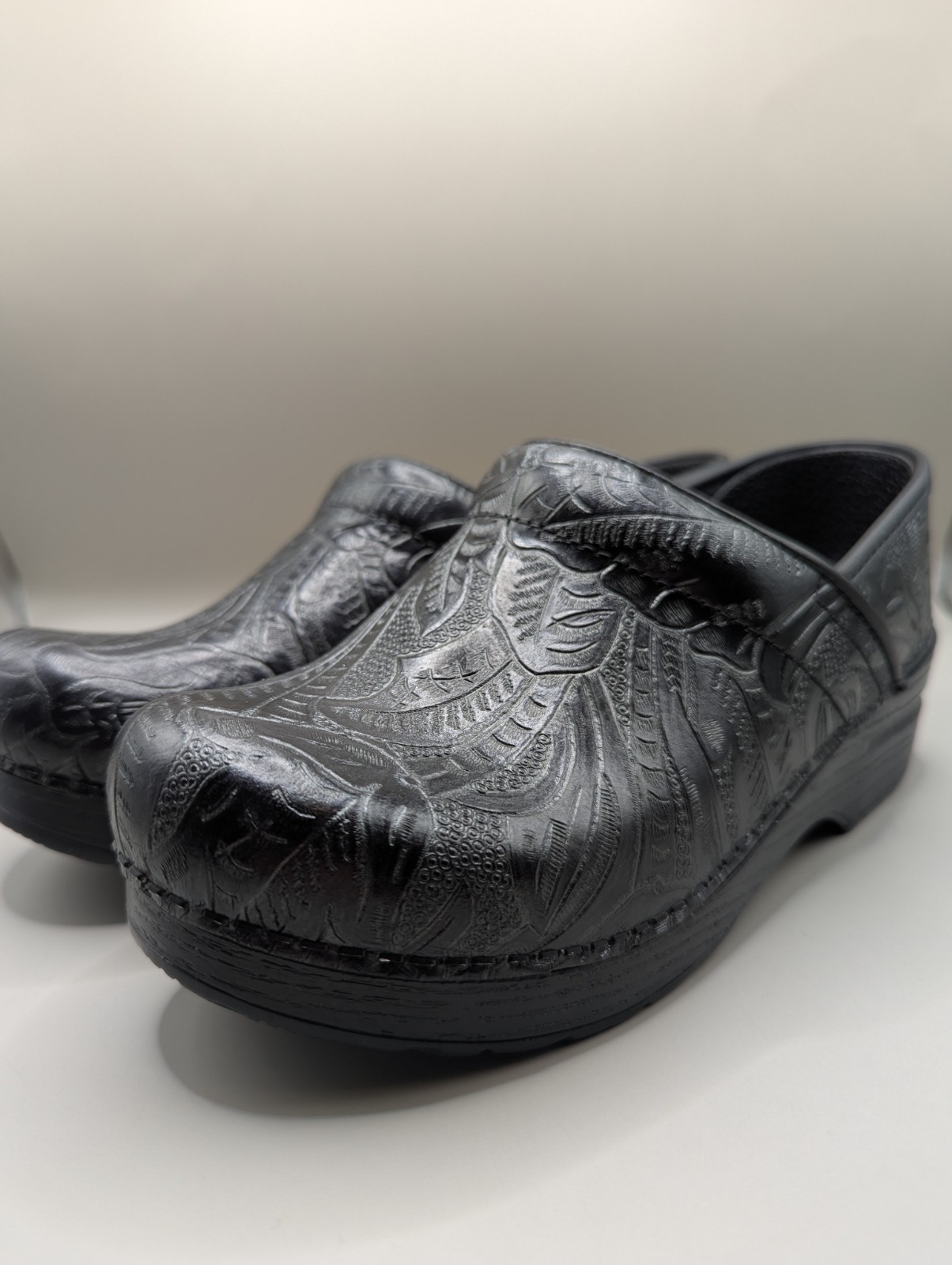 Dansko Professional Black Tooled Leather Clogs NWOB Women’s Size 37 (6.5-7)