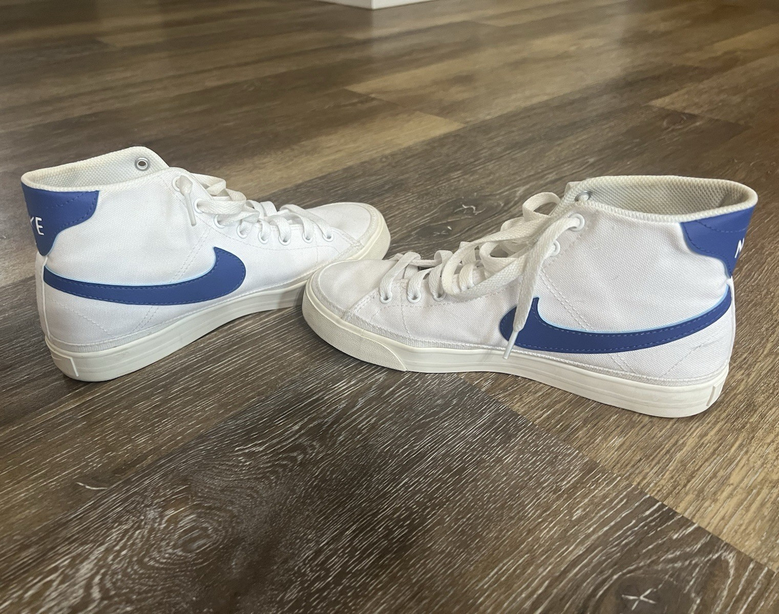 Nike White/Blue Mid Top Lace-Up Athletic Sneakers Solid Casual/Activewear