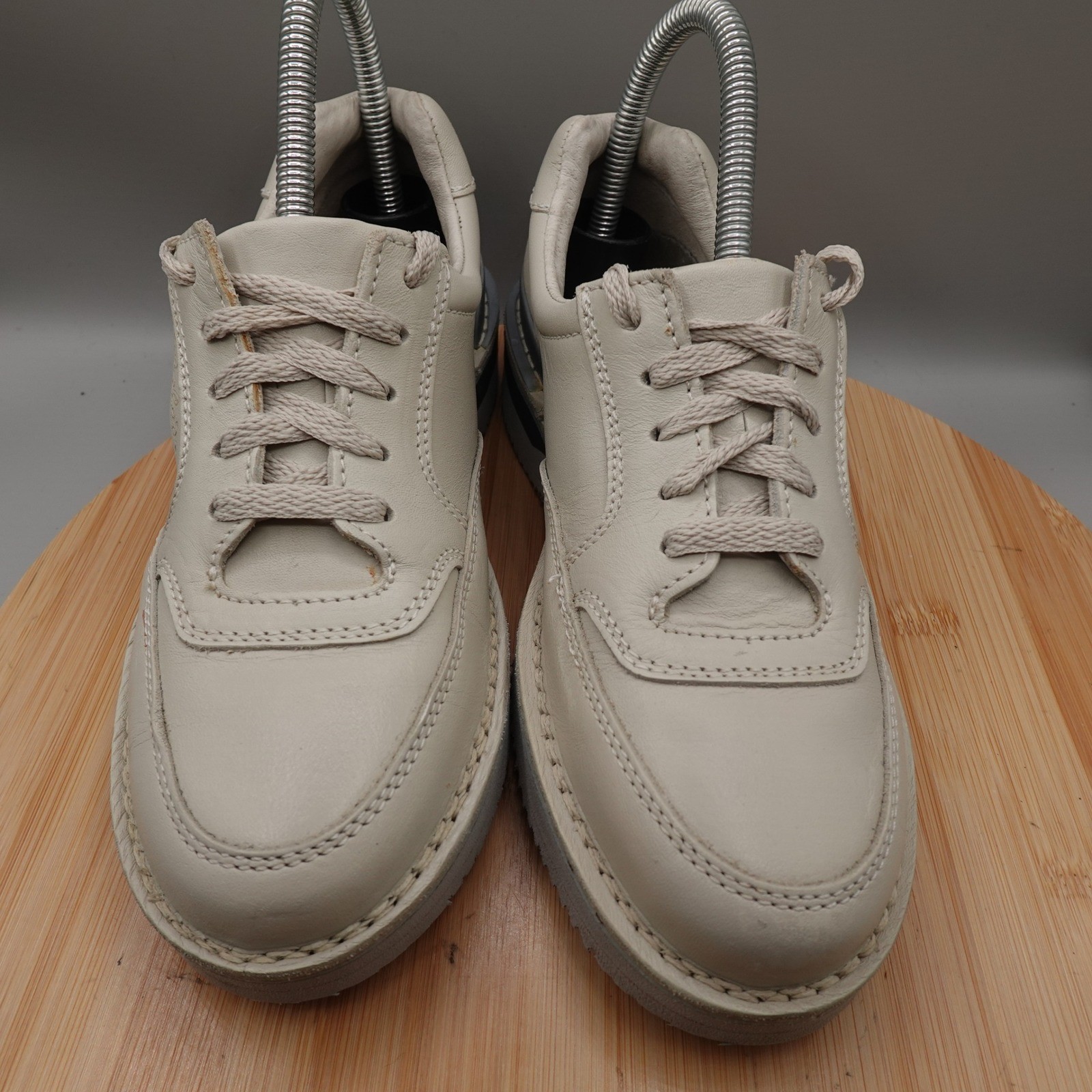 Cabelas Shoes Womens 6B Leather Comfort Shoes Beige Vibram Sole 83070 Flaws