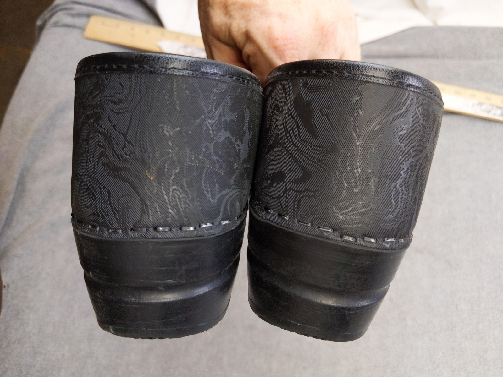 Sanita Shoes Womens Size 40 Black Textured Leather Clogs Comfort Work Danish EUC