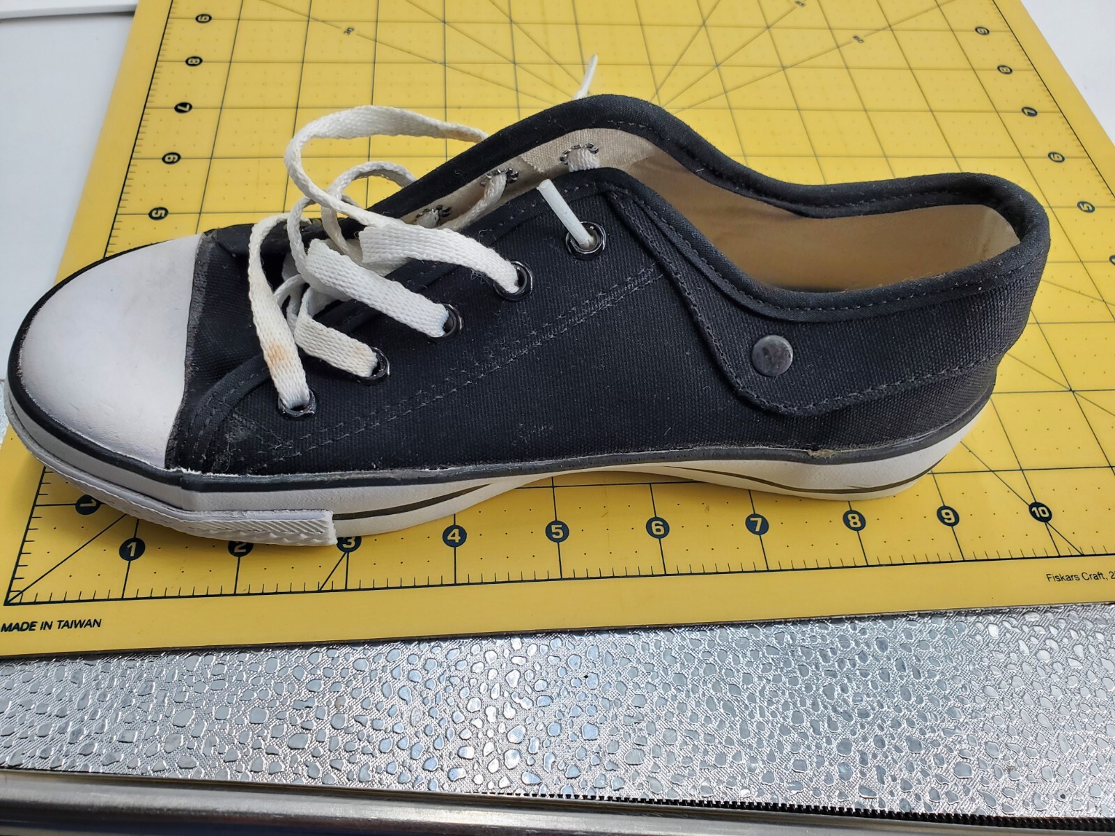 Genuine Tomy Takkies Sneakers Low Top Teens SZ 2 UK, 4 US Black