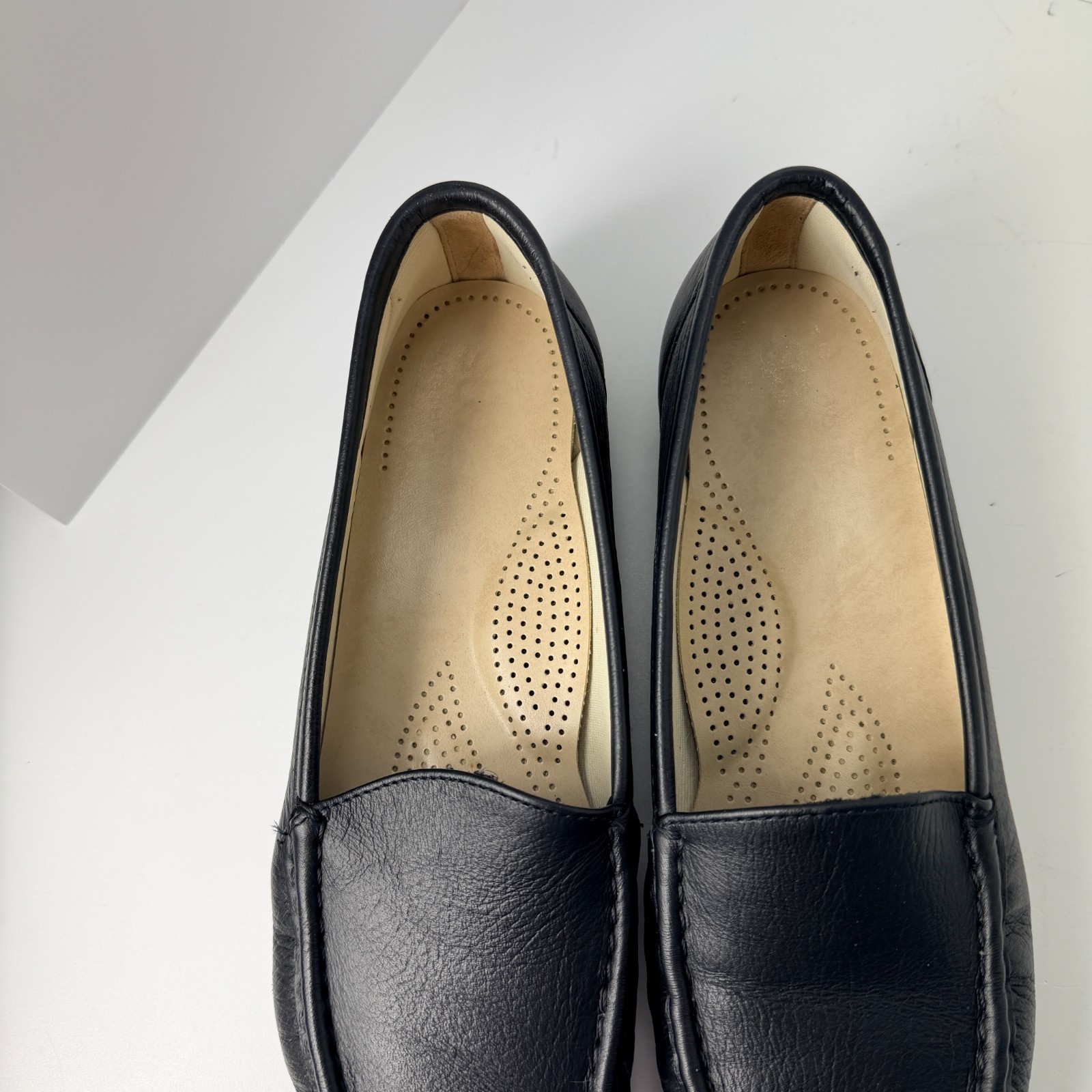 Womens Black Leather Comfort Loafer Slip On Low Heel Size 10 N Classic Work Shoe