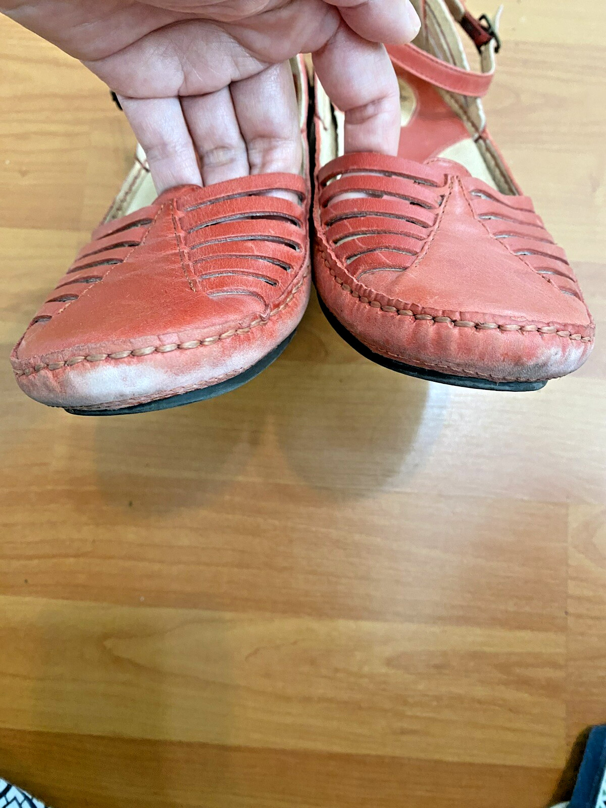 Clark’s Artisan Red Leather Man Made Comfort Shoes Womens Sz 7M