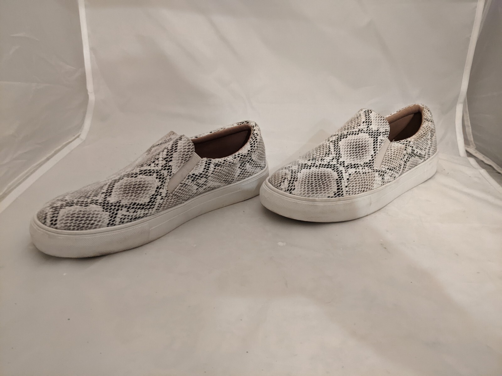 Serra Memory Foam Sz 7 White BlackTan Geometric Pattern Shimmer Slip On Shoes