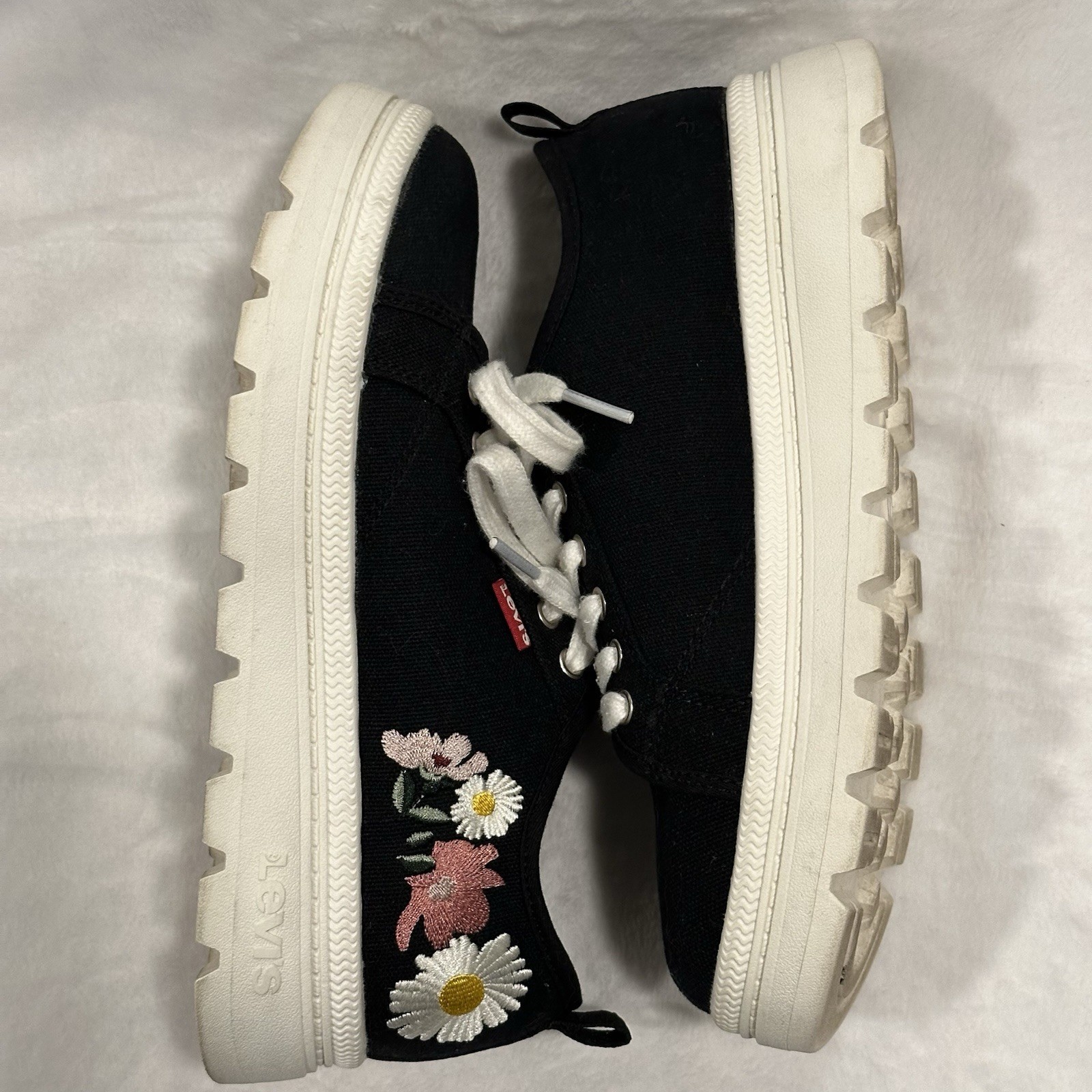 Levi’s Women’s Floral Embroidered Sneaker Size 7 Flower Daisy Stitched