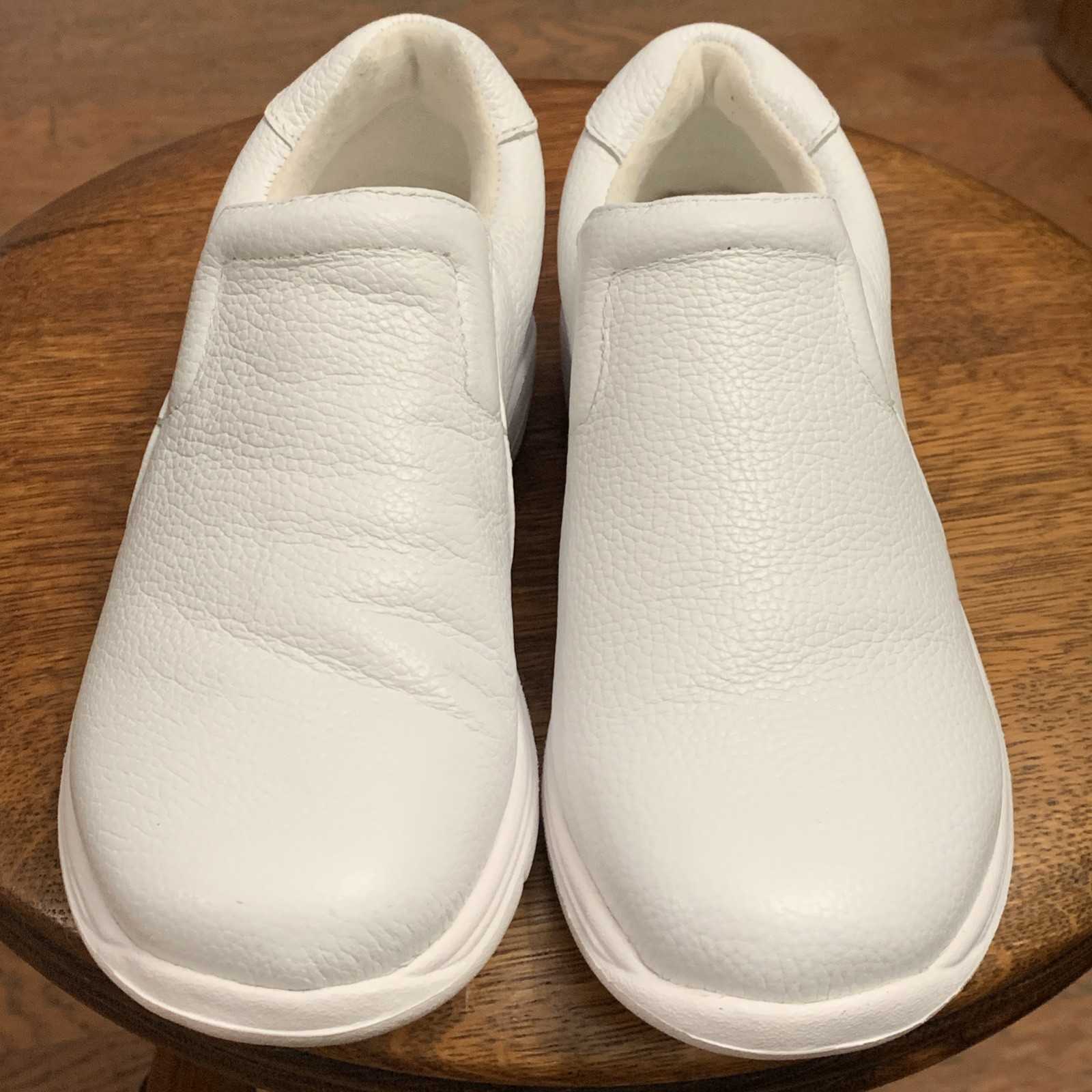 Nurse Mates Womens White Leather Slip Res. Clog Dove Comfort Shoe Size 5.5M
