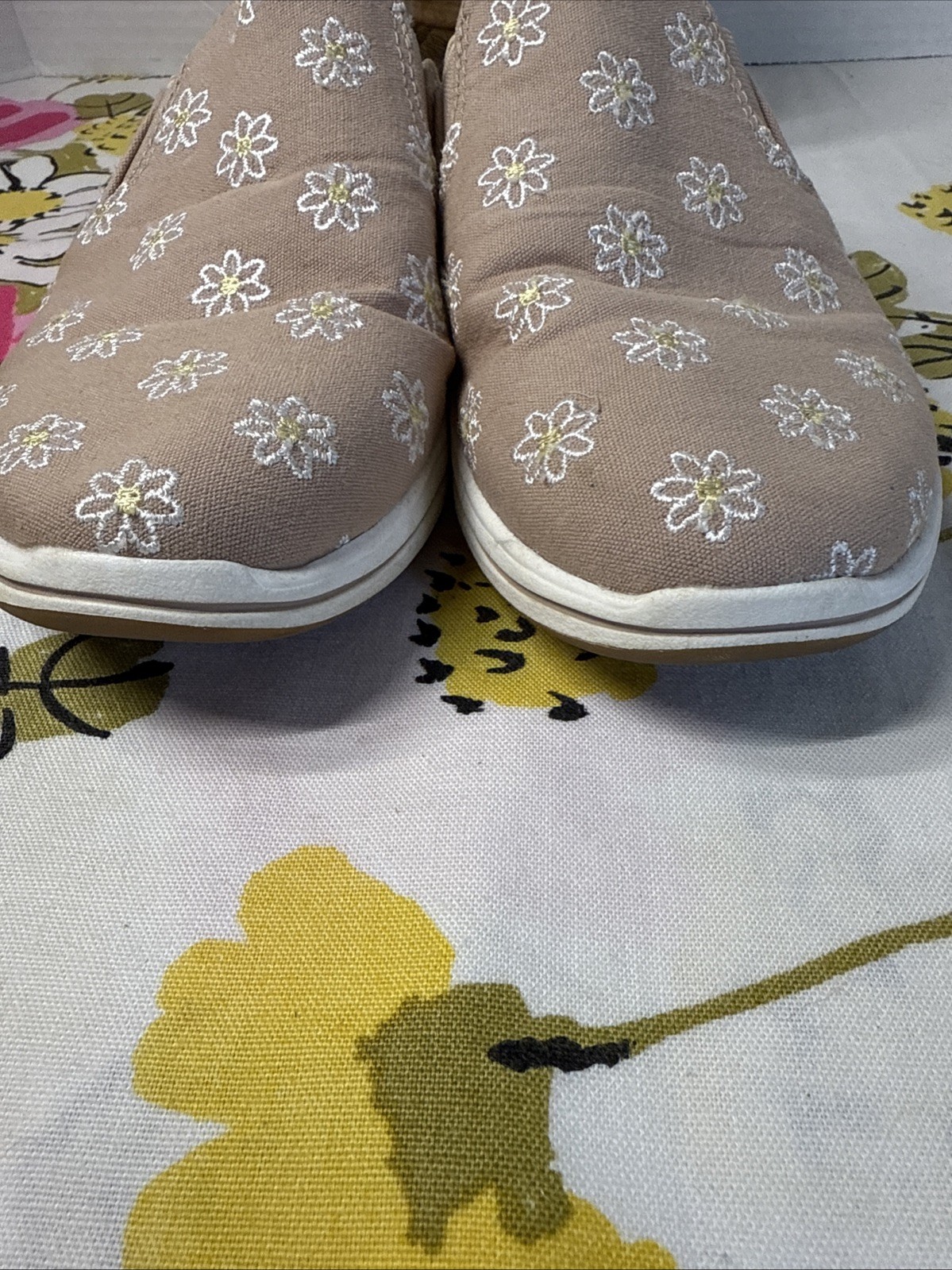 Clarks Cloudsteppers Taupe, embroidered Daisies, terry lined Breezeshore sz 7.5
