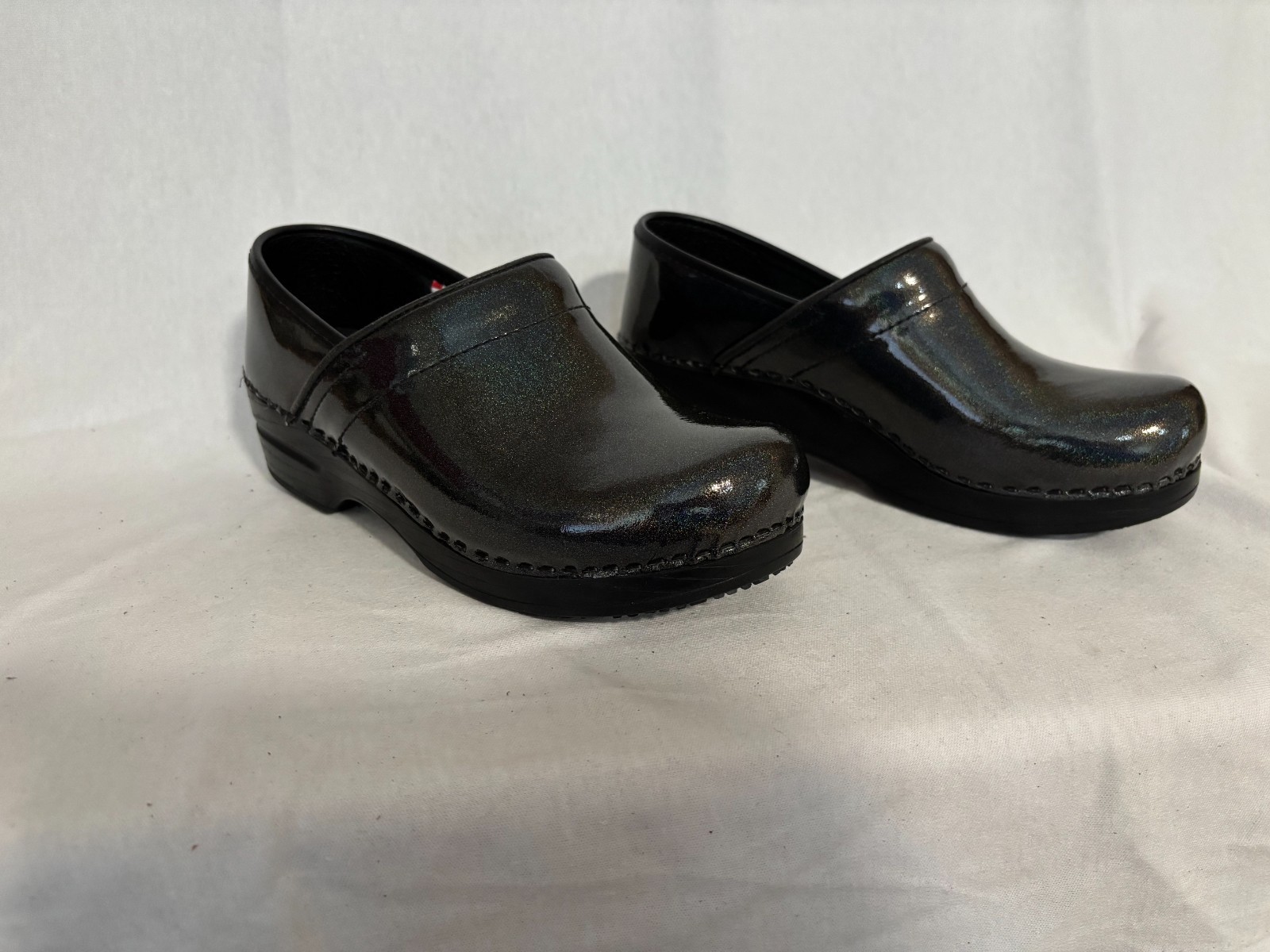 New in box Sanita The Original Danish clogs metalic charcoal size 6