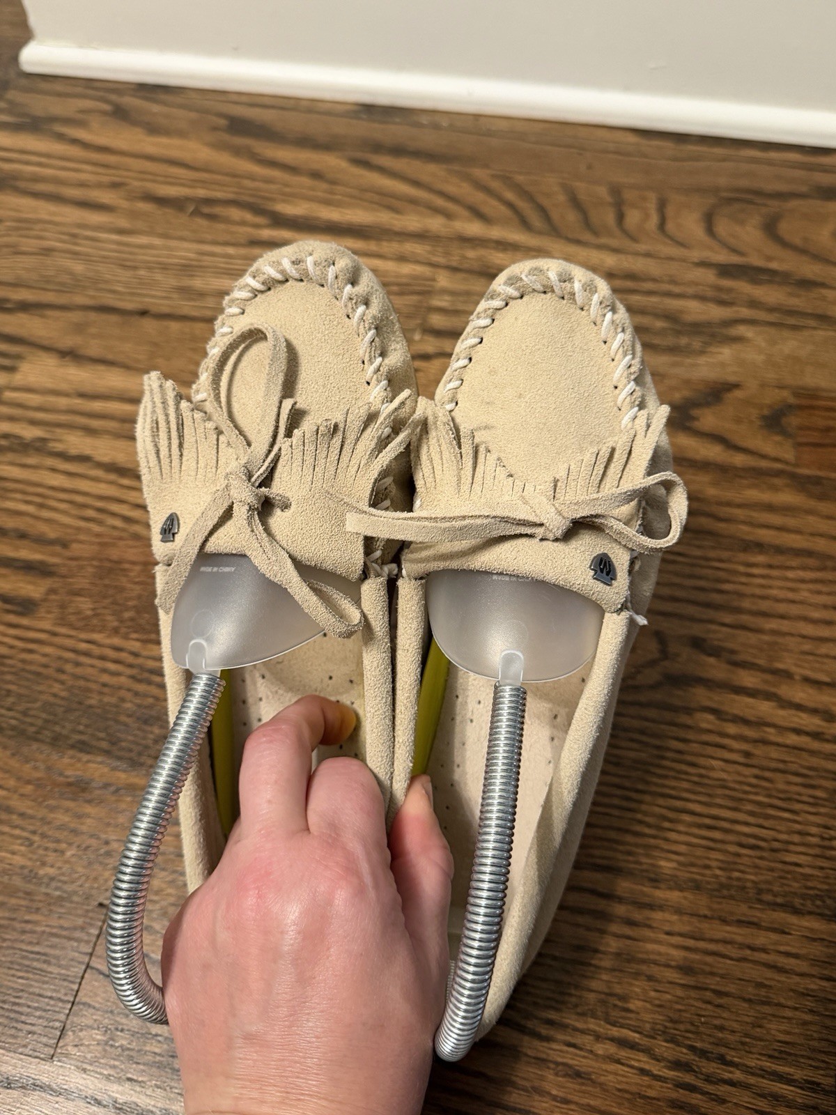 Minnetonka 4308 Kilty Plus Moc Beige Moccasin Shoes Women’s 7.5