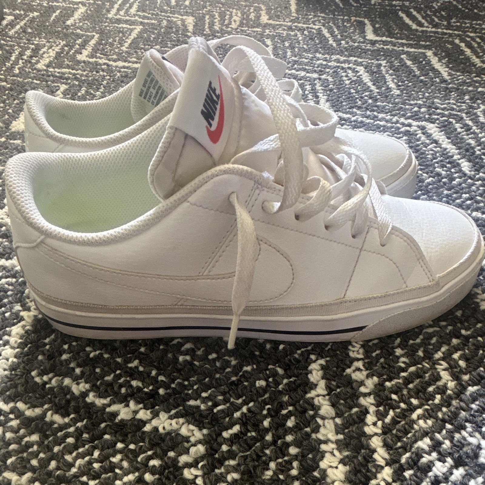 Nike Women’s White Low Top Sneakers Size 8.5 – Pre-owned Condition
