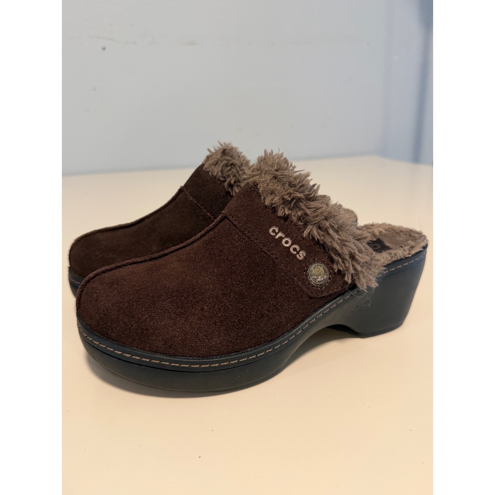 Crocs Gretel Chocolate Brown Suede Faux Fur Lined Clog Mules Womens 6 11602