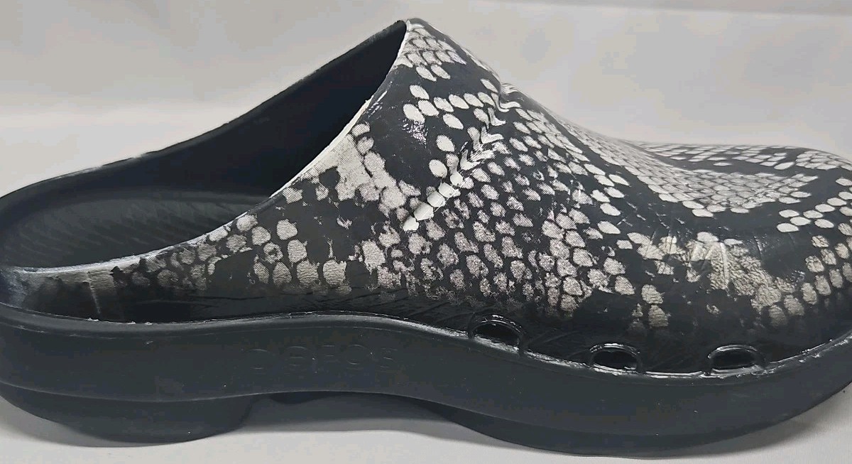 OOFOS Clogs black and gray reptile pattern Animal Print Women’s size 8 GUC