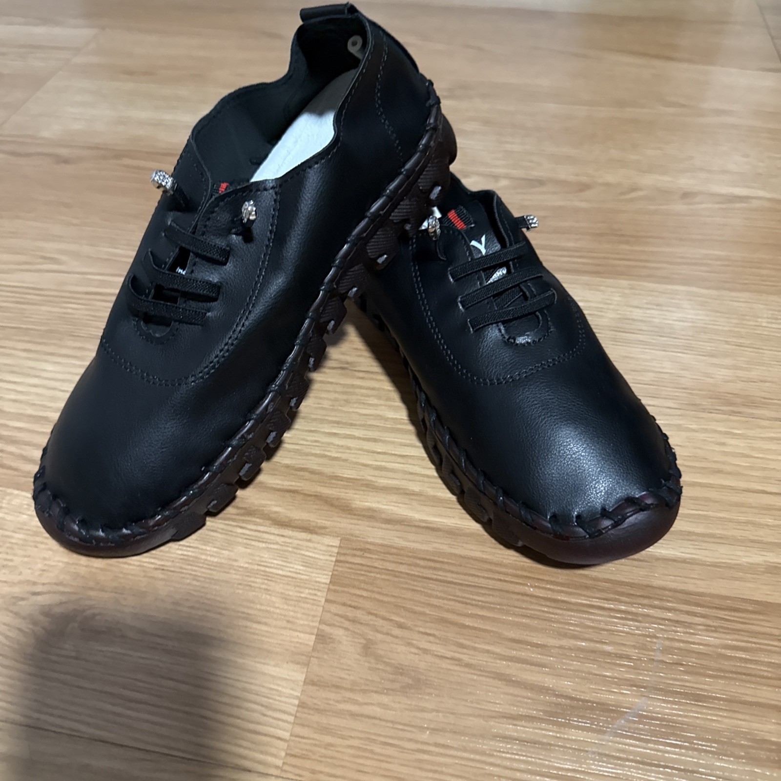 White& Black casual Slip-On Sneakers with Accent Stitching Size 37, 38, 39, 40