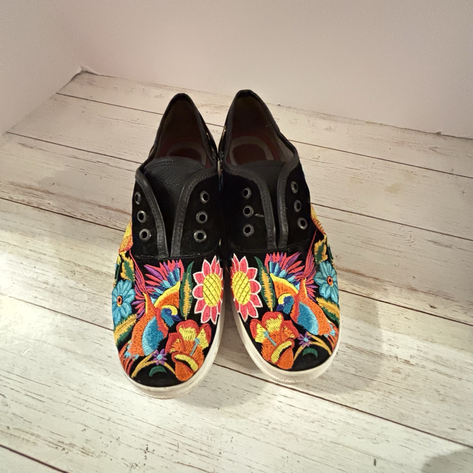 Xhantae Colorful Floral Embroidered Sneakers 8 Mexico Velvet Leather EUC Women