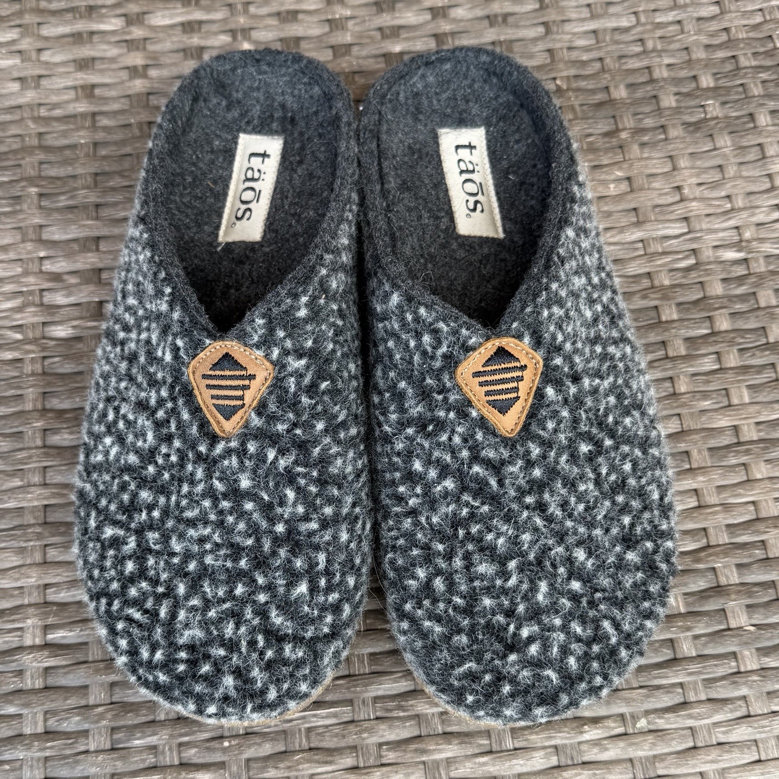 New Taos “My Sweet Wool” Charcoal Plush Clogs Unisex Sz 39 US 8.5W/6.5M NWOB!