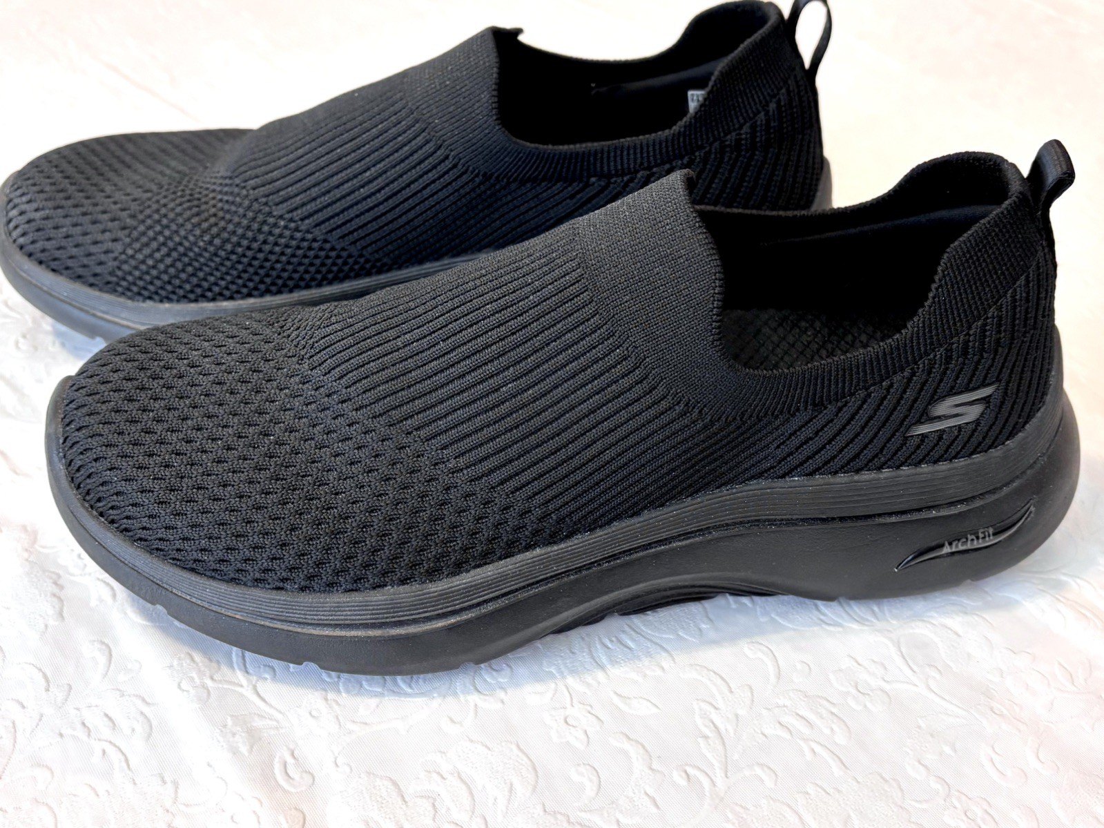 Sketchers GOwalk Air Cooled Slip-On Walking Shoes Womens Sz 7.5 Blk Mesh ArchFit