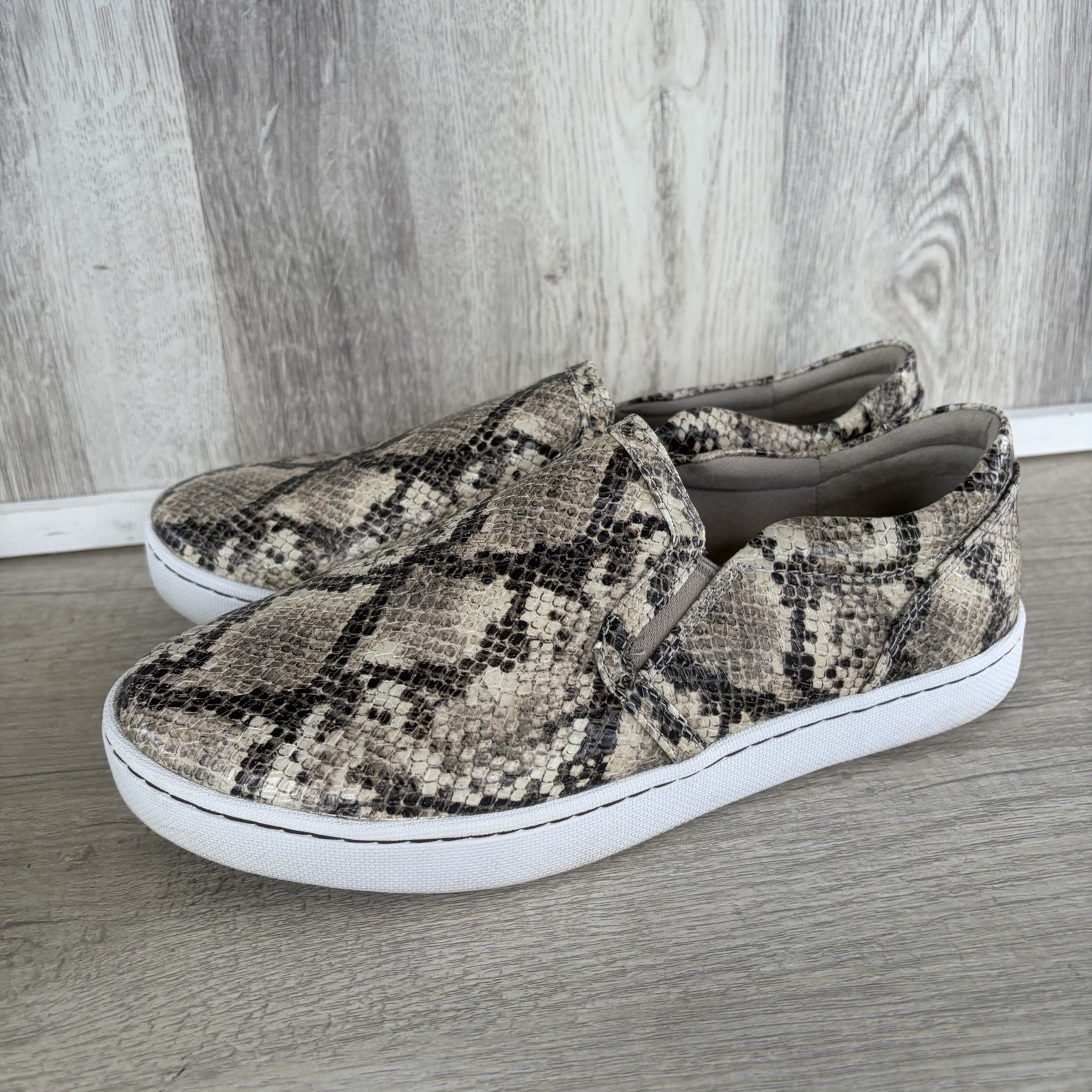 Clarks Snake Print Slip-On Leather Sneaker Shoes Womens 8.5 W Wide Pawley Bliss