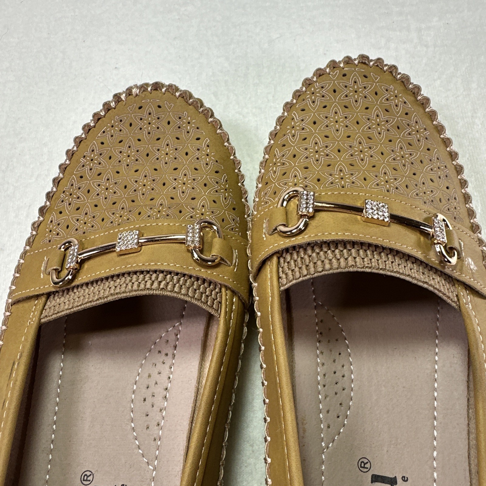 Moccasin Ambu Comfort Womens Size 7 Shoes Flat Slip On Loafers Beige Tan Nwob