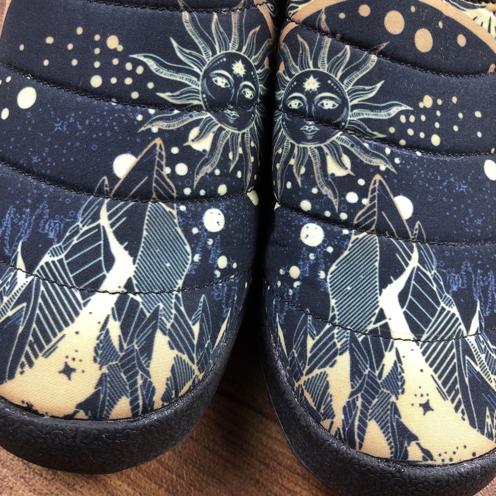 Yes We Vibe Women Sz 7.5 M Multicolor Celestial Faux Fur Lined Shoes