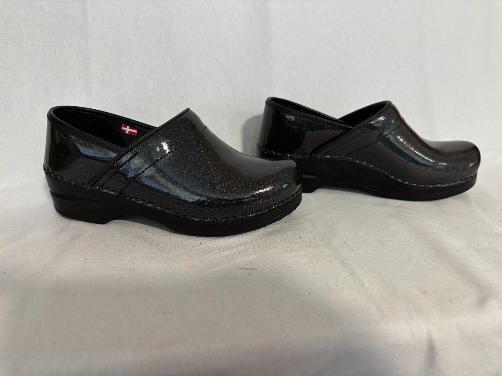 New in box Sanita The Original Danish clogs metalic charcoal size 6