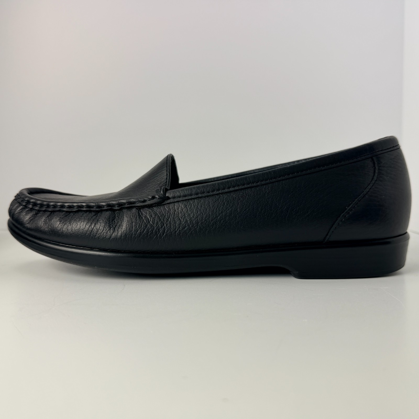 Womens Black Leather Comfort Loafer Slip On Low Heel Size 10 N Classic Work Shoe