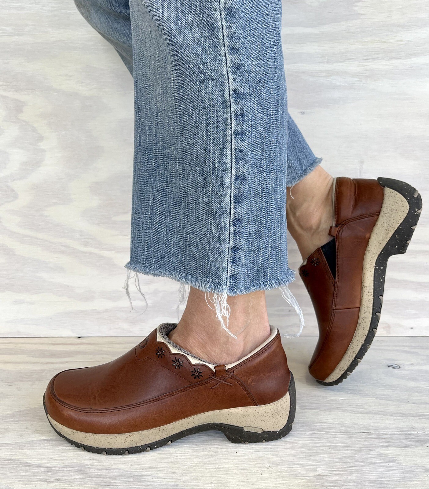 Ulu Brown Leather Slip Resistant Comfort Mules/Loafers Shearling Footbed Size 7