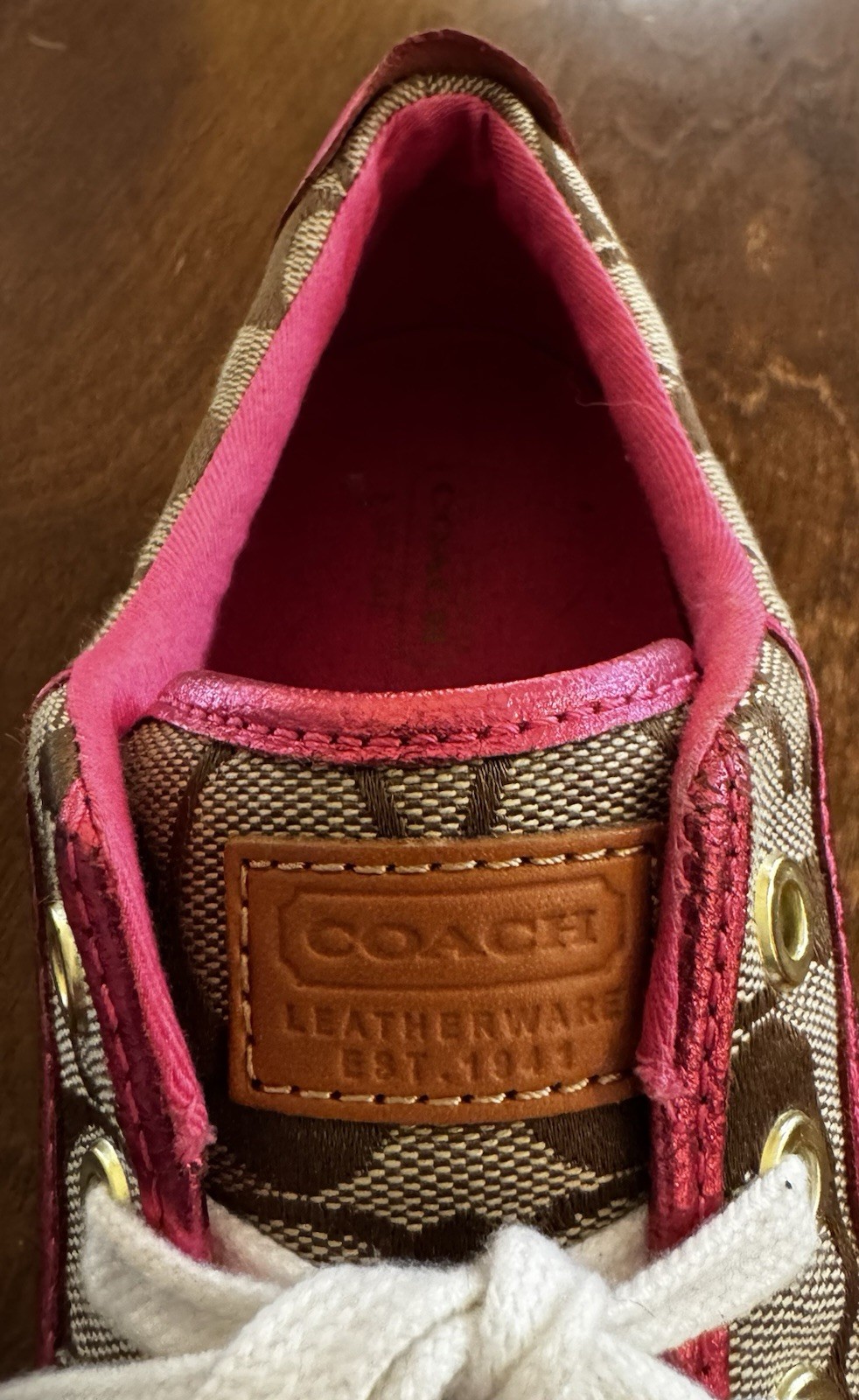COACH Signature-C BARRETT Low Top SNEAKERS in Tan w/ Hot Pink Metal – WOMEN’S 9