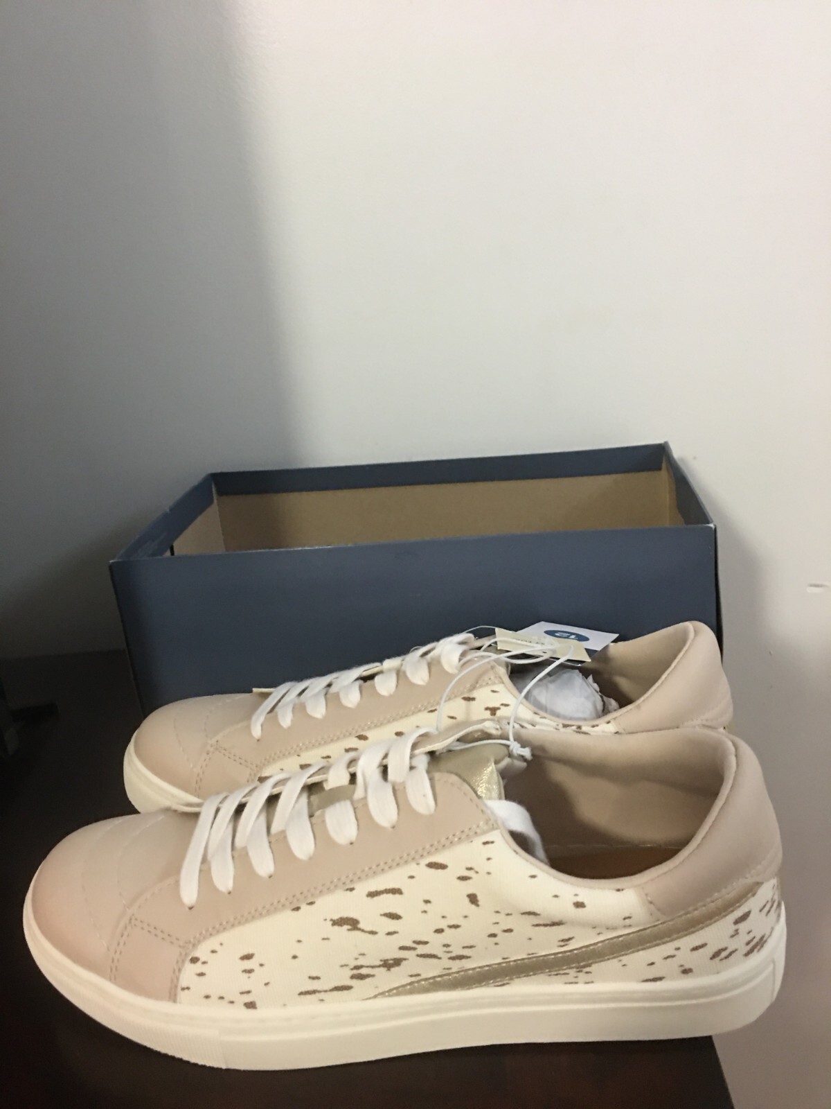 BRAND NEW WOMEN’S SIZE 12 UNIVERSAL THREAD GOLD BRITTIN SNEAKERS (NEW IN BOX)