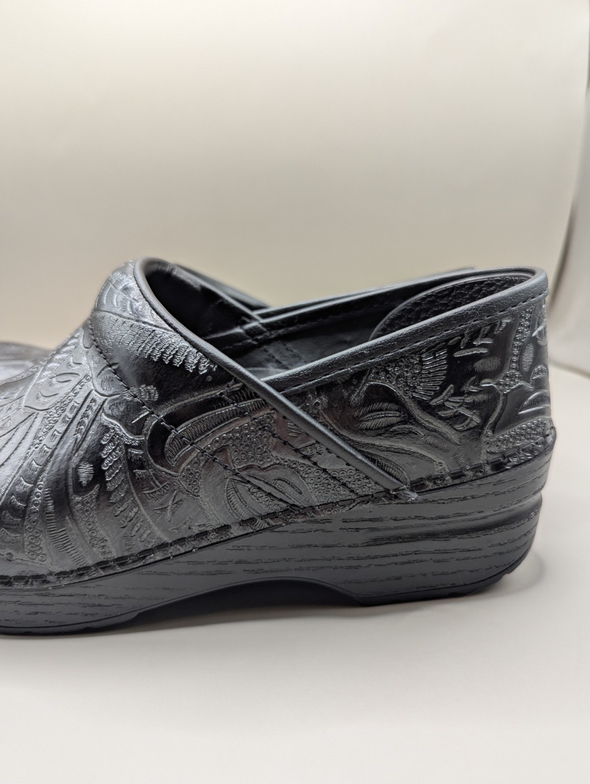 Dansko Professional Black Tooled Leather Clogs NWOB Women’s Size 37 (6.5-7)