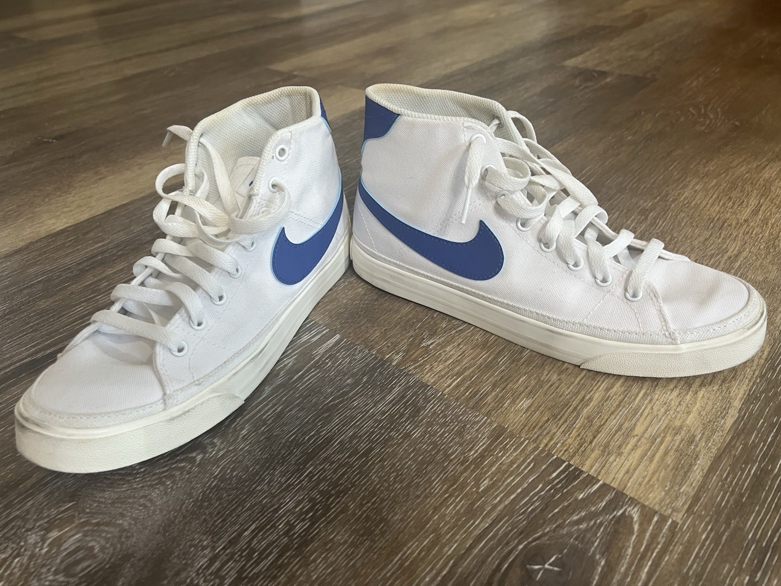 Nike White/Blue Mid Top Lace-Up Athletic Sneakers Solid Casual/Activewear