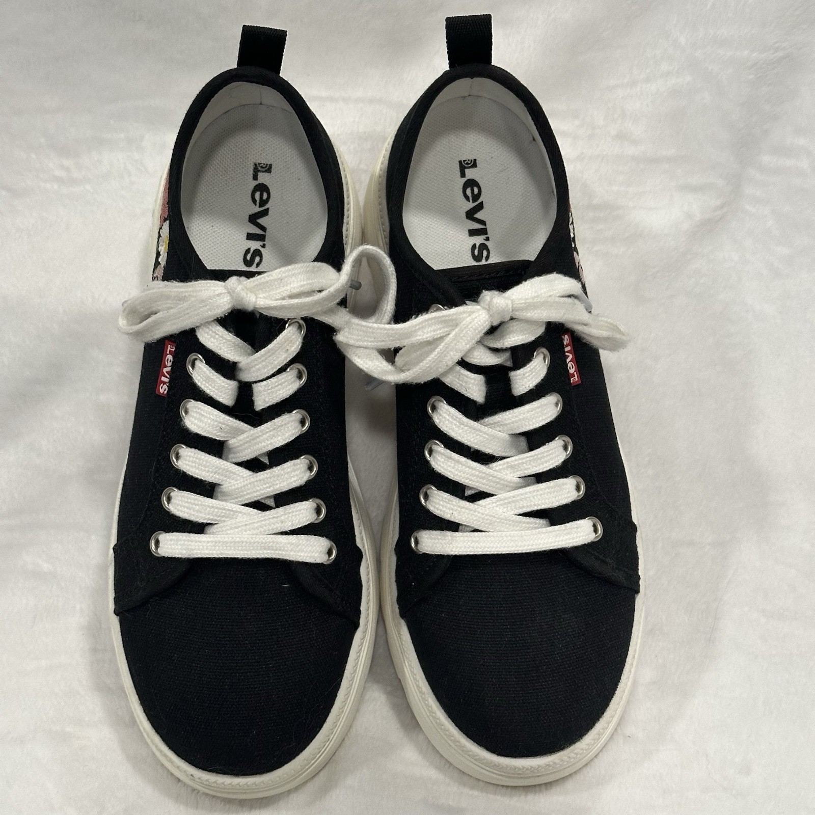 Levi’s Women’s Floral Embroidered Sneaker Size 7 Flower Daisy Stitched