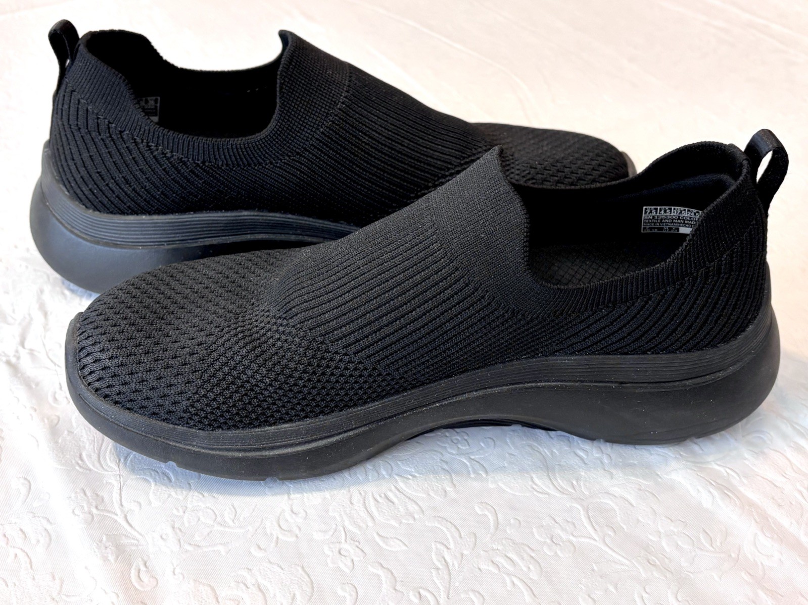 Sketchers GOwalk Air Cooled Slip-On Walking Shoes Womens Sz 7.5 Blk Mesh ArchFit