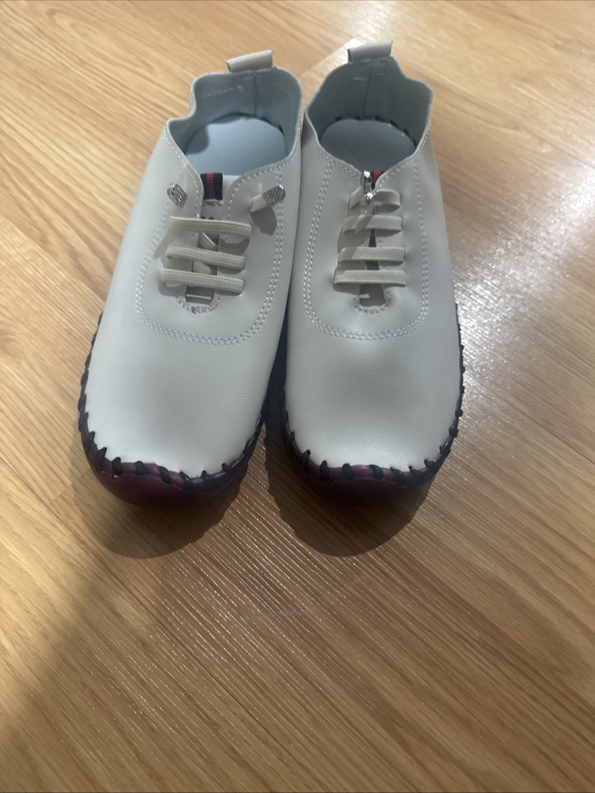 White& Black casual Slip-On Sneakers with Accent Stitching Size 37, 38, 39, 40