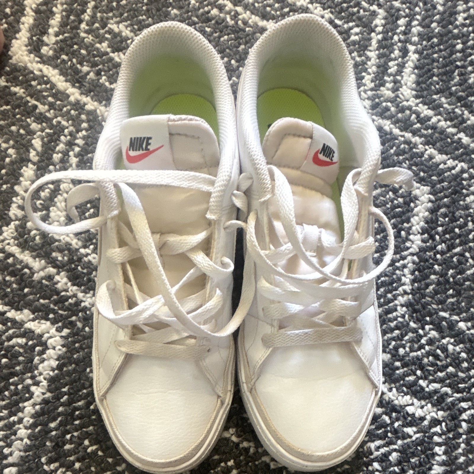 Nike Women’s White Low Top Sneakers Size 8.5 – Pre-owned Condition