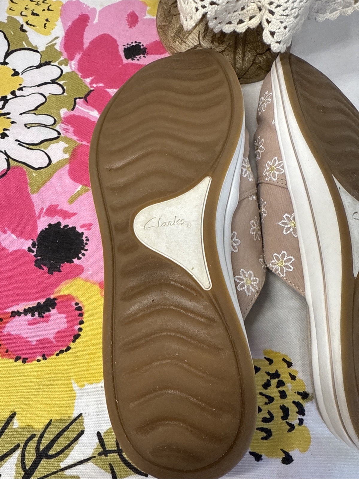 Clarks Cloudsteppers Taupe, embroidered Daisies, terry lined Breezeshore sz 7.5