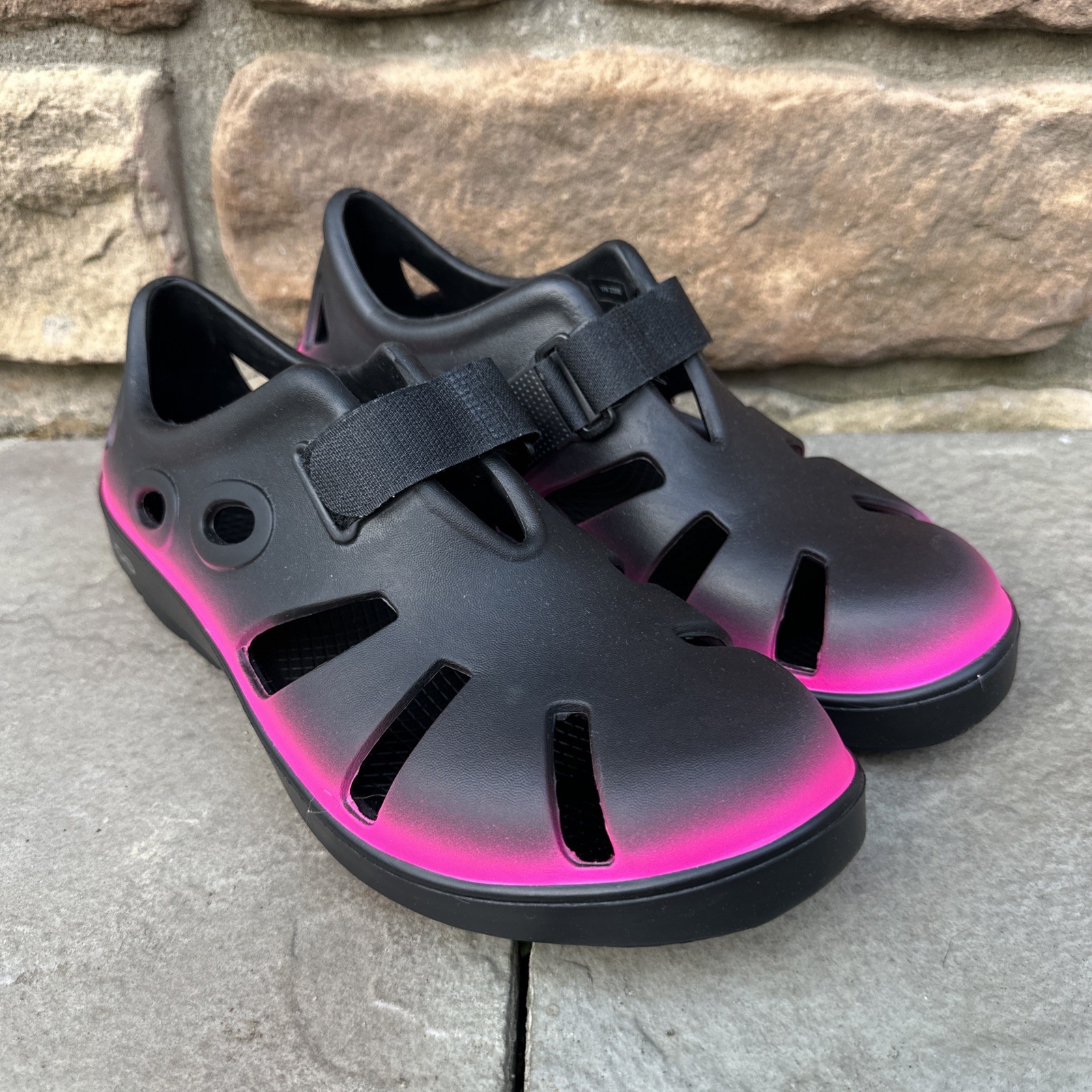 Oofos Women’s 12 Men’s 10 OOcandoo Slip-on Recovery Sandal Shoe Black/Pink Ombré
