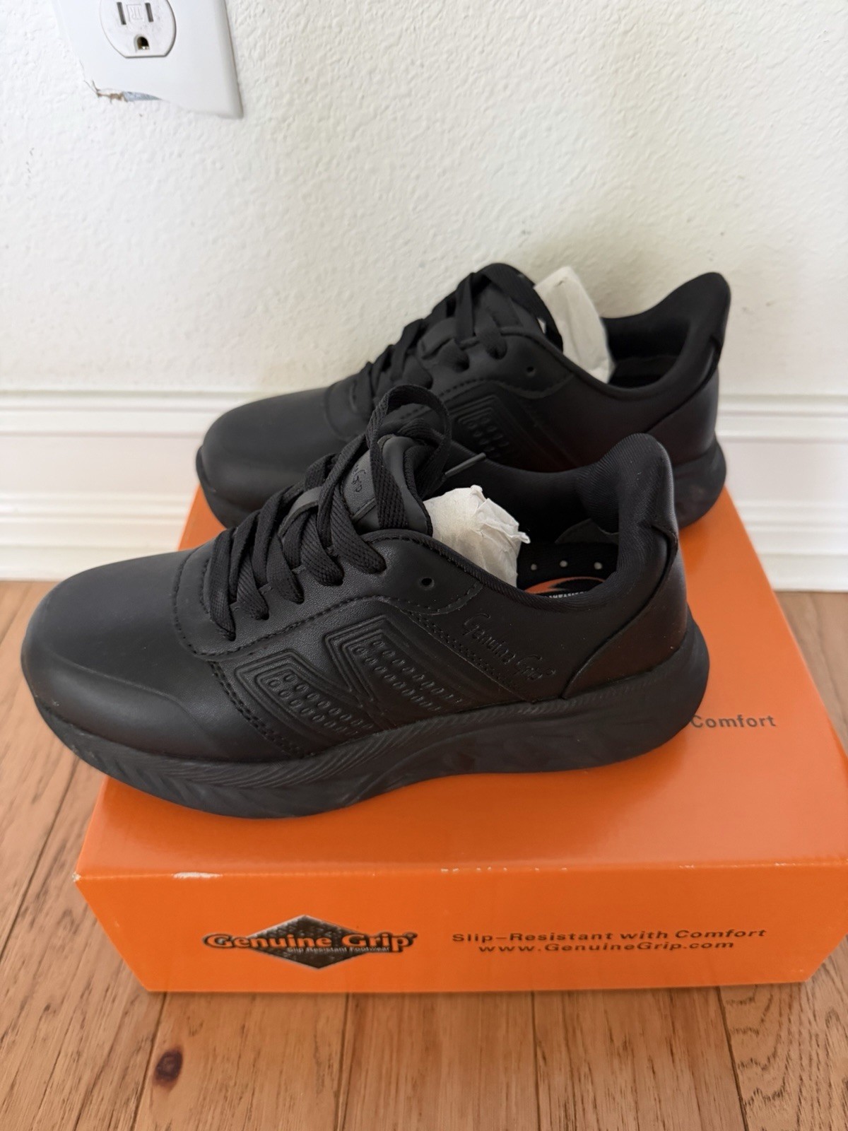Genuine Grip 150 Women’s Black Slip Resistant Work Shoes Size 8M New in Box