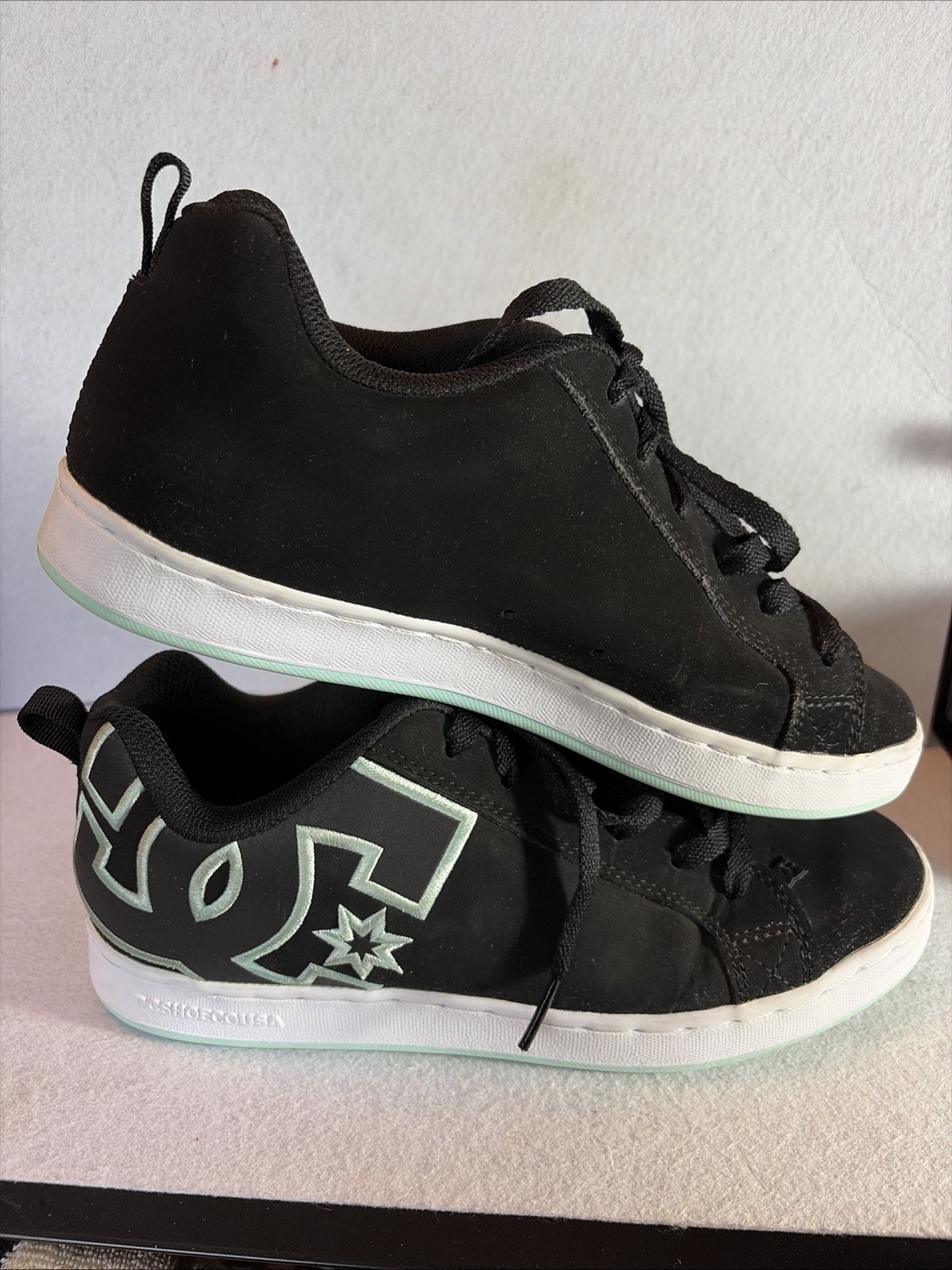 Vintage Women DC’s Black Low-Top Lace-Up Skateboarding Shoes