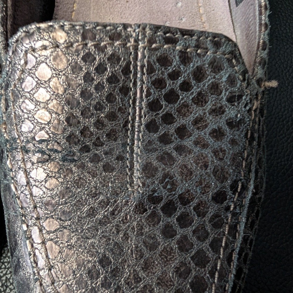 Clarks Women’s Size 9 M Leather Loafers Low Heel Comfort Shoes Snake Embossed