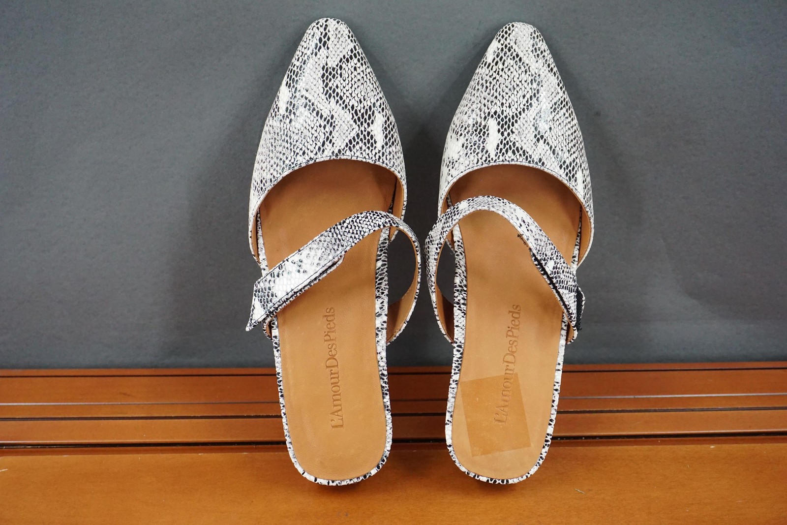 L’Amour Des Pieds Baruk Flats Shoes Womens 8.5 White Snake Print Leather Mules