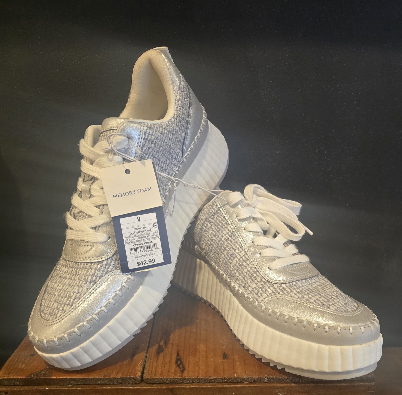 Universal Thread Womens Silver Persephone Sneakers Memory Foam Sz 9 New w Tags